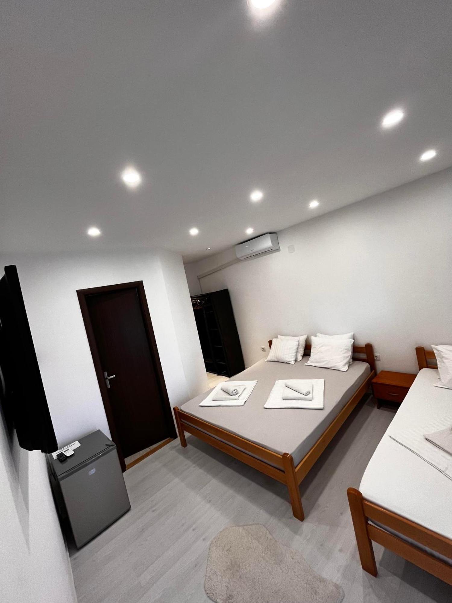 Vila Legrand Bazias Luaran gambar